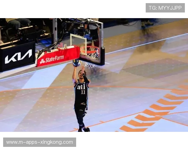 NBA滑翔双手暴扣:空中英雄的震撼时刻 NBA滑翔双手暴扣:空中英雄的震撼时刻