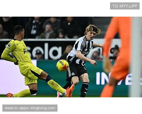 热刺后卫救险式铲断保住领先优势